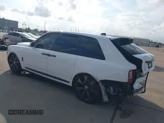 2020 Rolls-Royce Cullinan z VIN SLATV4C05LU200555, wystawiony jako IAAI lot #40801902 z przebiegiem 30 397 mil mil oraz . Historia ofert i sprzedaży dostępna na DreamBid. Obrazek 3.