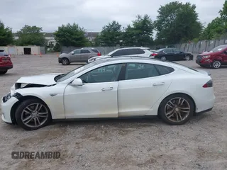 2013 Tesla Model S Performance z VIN 5YJSA1DP1DFP16609, wystawiony jako IAAI lot #42458995 z przebiegiem 110 722 mil mil oraz . Historia ofert i sprzedaży dostępna na DreamBid. Obrazek 14.