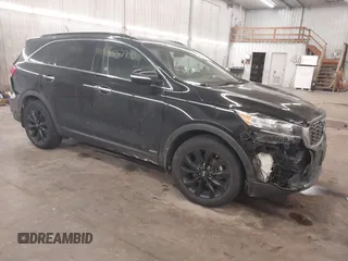 2019 Kia Sorento LX z VIN 5XYPGDA56KG591184, wystawiony jako IAAI lot #41657700 z przebiegiem 82 726 mil mil oraz . Historia ofert i sprzedaży dostępna na DreamBid. Obrazek 1.