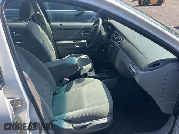 2003 Ford Taurus SE Standard z VIN 1FAFP58283A155067, wystawiony jako Copart lot #54555045 z przebiegiem 159 296 mil mil oraz Czysty tytuł • Clean title. Historia ofert i sprzedaży dostępna na DreamBid. Obrazek 5.