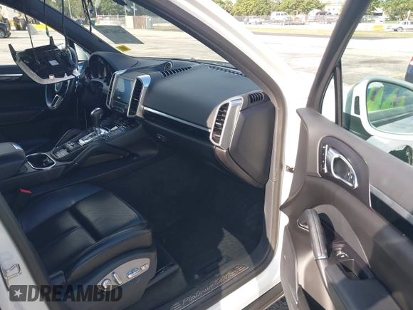 2018 Porsche Cayenne z VIN WP1AA2A27JKA02278, wystawiony jako IAAI lot #42161741 z przebiegiem 62 217 mil mil oraz . Historia ofert i sprzedaży dostępna na DreamBid. Obrazek 5.