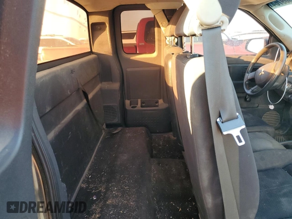 2008 Mitsubishi Raider LS z VIN 1Z7HC22KX8S609878, wystawiony jako Copart lot #85869764 z przebiegiem 163 672 mil mil oraz Szkoda całkowita • Salvage title. Historia ofert i sprzedaży dostępna na DreamBid. Obrazek 10.