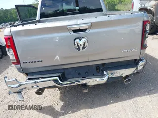 2020 Ram 1500 Big Horn z VIN 1C6SRFFTXLN101550, wystawiony jako IAAI lot #42275672 z przebiegiem 40 154 mil mil oraz . Historia ofert i sprzedaży dostępna na DreamBid. Obrazek 6.