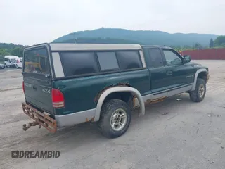 1999 Dodge Dakota SLT z VIN 1B7GG22X0XS104969, wystawiony jako IAAI lot #42493470 z przebiegiem 160 019 mil mil oraz . Historia ofert i sprzedaży dostępna na DreamBid. Obrazek 4.