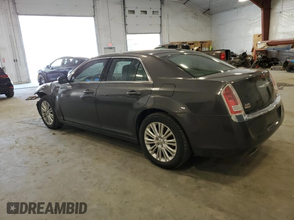 2014 Chrysler 300 z VIN 2C3CCARG2EH128807, wystawiony jako Copart lot #53932515 z przebiegiem 420 915 mil mil oraz Szkoda całkowita • Salvage title. Historia ofert i sprzedaży dostępna na DreamBid. Obrazek 2.