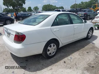 2005 Toyota Camry STD z VIN 4T1BE32K55U586930, wystawiony jako IAAI lot #42389882 z przebiegiem 275 535 mil mil oraz . Historia ofert i sprzedaży dostępna na DreamBid. Obrazek 4.