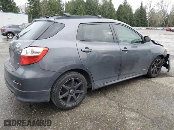 2009 Toyota Matrix S z VIN 2T1LE40E39C005200, wystawiony jako Copart lot #50124745 z przebiegiem 179 951 mil mil oraz Szkoda całkowita • Salvage title. Historia ofert i sprzedaży dostępna na DreamBid. Obrazek 3.