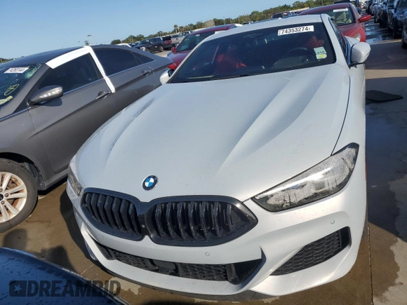 2022 BMW 8 Series M850i xDrive z VIN WBABC4C01NCH15281, wystawiony jako Copart lot #74353274 z przebiegiem Nie podano mil oraz Nie do naprawy • Non repairable. Historia ofert i sprzedaży dostępna na DreamBid. Obrazek 5.