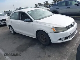 2011 Volkswagen Jetta Sedan SE PZEV with VIN 3VWDZ7AJ4BM385681, listed as a IAAI auction lot 40972453 with 105,001 mi miles. Bid and sale history available at carsss.com. Image 1.