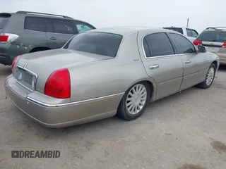 2003 Lincoln Town Car Signature z VIN 1LNHM82W83Y704682, wystawiony jako IAAI lot #41929310 z przebiegiem 242 995 mil mil oraz . Historia ofert i sprzedaży dostępna na DreamBid. Obrazek 4.