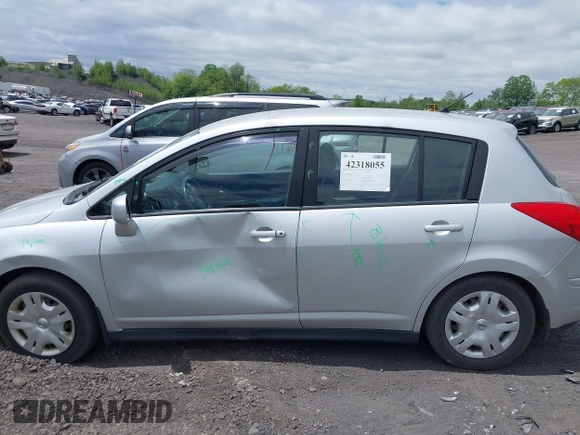 2010 Nissan Versa S z VIN 3N1BC1CP2AL403046, wystawiony jako IAAI lot #42318055 z przebiegiem 154 244 mil mil oraz . Historia ofert i sprzedaży dostępna na DreamBid. Obrazek 6.