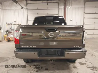 2017 Nissan Titan SV z VIN 1N6AA1E58HN523578, wystawiony jako IAAI lot #42160359 z przebiegiem 101 499 mil mil oraz . Historia ofert i sprzedaży dostępna na DreamBid. Obrazek 17.
