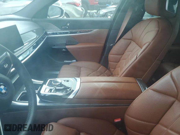 2024 BMW i7 xDrive60 z VIN WBY53EJ08RCP27227, wystawiony jako Copart lot #74042144 z przebiegiem Nie podano mil oraz Nie do naprawy. Historia ofert i sprzedaży dostępna na DreamBid. Obrazek 7.