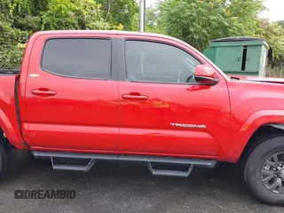 2020 Toyota Tacoma SR5 z VIN 3TMAZ5CN7LM128932, wystawiony jako IAAI lot #42220739 z przebiegiem 22 197 mil mil oraz . Historia ofert i sprzedaży dostępna na DreamBid. Obrazek 14.
