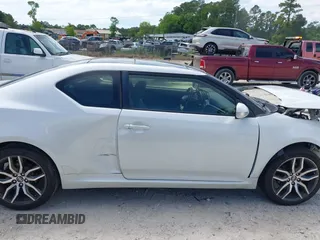 2015 Scion tC z VIN JTKJF5C79F3093318, wystawiony jako IAAI lot #42186403 z przebiegiem 178 922 mil mil oraz . Historia ofert i sprzedaży dostępna na DreamBid. Obrazek 13.