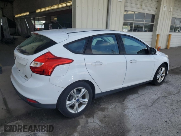 2014 Ford Focus SE z VIN 1FADP3K22EL119306, wystawiony jako Copart lot #56653505 z przebiegiem 109 021 mil mil oraz Czysty tytuł • Clean title. Historia ofert i sprzedaży dostępna na DreamBid. Obrazek 3.