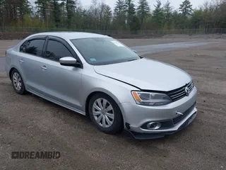 2014 Volkswagen Jetta S z VIN 3VW1K7AJ6EM413671, wystawiony jako IAAI lot #42145258 z przebiegiem 109 211 mil mil oraz . Historia ofert i sprzedaży dostępna na DreamBid. Obrazek 1.