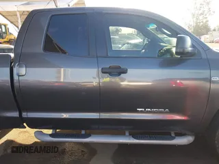 2011 Toyota Tundra z VIN 5TFRM5F15BX028699, wystawiony jako IAAI lot #41921139 z przebiegiem 147 811 mil mil oraz . Historia ofert i sprzedaży dostępna na DreamBid. Obrazek 13.