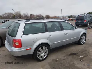 2005 Volkswagen Passat z VIN WVWCD63B55E132974, wystawiony jako IAAI lot #41755346 z przebiegiem 68 295 mil mil oraz . Historia ofert i sprzedaży dostępna na DreamBid. Obrazek 4.