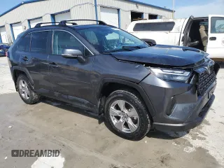 2022 Toyota RAV4 XLE z VIN 2T3P1RFV2NC277952, wystawiony jako Copart lot #61972445 z przebiegiem 46 798 mil mil oraz Szkoda całkowita • Salvage title. Historia ofert i sprzedaży dostępna na DreamBid. Obrazek 4.