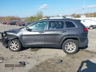 2016 Jeep Cherokee Latitude z VIN 1C4PJMCS1GW242738, wystawiony jako IAAI lot #40765174 z przebiegiem 33 196 mil mil oraz . Historia ofert i sprzedaży dostępna na DreamBid. Obrazek 13.