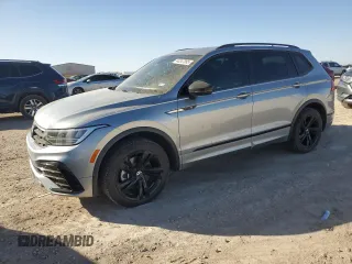 2023 Volkswagen Tiguan SE R-Line Black z VIN 3VVCB7AX0PM107991, wystawiony jako Copart lot #44247355 z przebiegiem 19 622 mil mil oraz Czysty tytuł • Clean title. Historia ofert i sprzedaży dostępna na DreamBid. Obrazek 1.