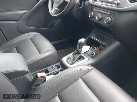 2017 Volkswagen Tiguan S z VIN WVGBV7AX1HK031235, wystawiony jako IAAI lot #42146876 z przebiegiem 95 028 mil mil oraz . Historia ofert i sprzedaży dostępna na DreamBid. Obrazek 5.