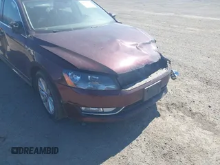 2013 Volkswagen Passat SEL Premium z VIN 1VWCP7A39DC052321, wystawiony jako IAAI lot #41694214 z przebiegiem 151 931 mil mil oraz . Historia ofert i sprzedaży dostępna na DreamBid. Obrazek 13.