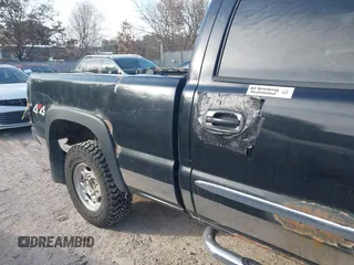 2005 GMC Sierra 1500HD SLT z VIN 1GTGK13U35F811518, wystawiony jako IAAI lot #41436920 z przebiegiem 227 019 mil mil oraz . Historia ofert i sprzedaży dostępna na DreamBid. Obrazek 17.