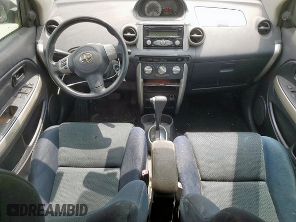 2006 Scion xA z VIN JTKKT604665010283, wystawiony jako Copart lot #50201465 z przebiegiem 239 124 mil mil oraz Szkody całkowita. Historia ofert i sprzedaży dostępna na DreamBid. Obrazek 8.