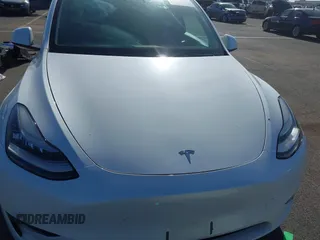 2020 Tesla Model Y Long Range z VIN 5YJYGDEE3LF043800, wystawiony jako IAAI lot #41590220 z przebiegiem 62 341 mil mil oraz . Historia ofert i sprzedaży dostępna na DreamBid. Obrazek 10.