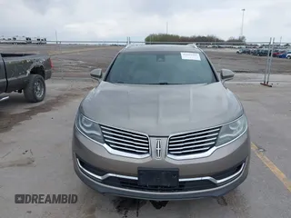 2016 Lincoln MKX Select z VIN 2LMTJ8KR9GBL57397, wystawiony jako IAAI lot #42104585 z przebiegiem 286 562 mil mil oraz . Historia ofert i sprzedaży dostępna na DreamBid. Obrazek 6.