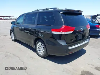 2012 Toyota Sienna XLE AAS z VIN 5TDYK3DC0CS268826, wystawiony jako IAAI lot #42317442 z przebiegiem 225 973 mil mil oraz . Historia ofert i sprzedaży dostępna na DreamBid. Obrazek 3.