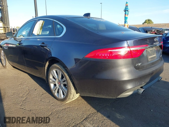 2016 Jaguar XF 35t Premium with VIN SAJBD4BV3GCY17499, listed as a IAAI auction lot 41828181 with 55,588 mi miles. Bid and sale history available at carsss.com. Image 3.