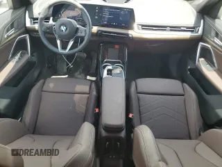 2025 BMW X1 xDrive28i z VIN WBX73EF01S5241553, wystawiony jako Copart lot #54432265 z przebiegiem 489 mil mil oraz Szkody całkowita. Historia ofert i sprzedaży dostępna na DreamBid. Obrazek 8.