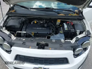 2016 Chevrolet Sonic LT z VIN 1G1JC5SH6G4138083, wystawiony jako IAAI lot #42224466 z przebiegiem 170 619 mil mil oraz . Historia ofert i sprzedaży dostępna na DreamBid. Obrazek 10.