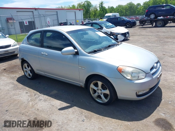 2007 Hyundai Accent SE z VIN KMHCN36C67U007308, wystawiony jako IAAI lot #42312114 z przebiegiem 105 096 mil mil oraz . Historia ofert i sprzedaży dostępna na DreamBid. Obrazek 1.