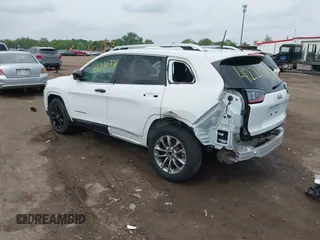 2019 Jeep Cherokee Latitude Plus z VIN 1C4PJLLX8KD160404, wystawiony jako IAAI lot #42281376 z przebiegiem 20 566 mil mil oraz . Historia ofert i sprzedaży dostępna na DreamBid. Obrazek 3.