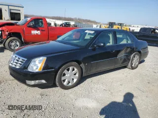 2008 Cadillac DTS 1SA z VIN 1G6KD57Y48U106139, wystawiony jako Copart lot #49046545 z przebiegiem 53 550 mil mil oraz Szkody całkowita. Historia ofert i sprzedaży dostępna na DreamBid. Obrazek 1.