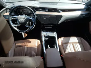2019 Audi e-tron Premium Plus z VIN WA1LAAGE5KB014477, wystawiony jako Copart lot #52160195 z przebiegiem 75 633 mil mil oraz Szkoda całkowita • Salvage title. Historia ofert i sprzedaży dostępna na DreamBid. Obrazek 8.