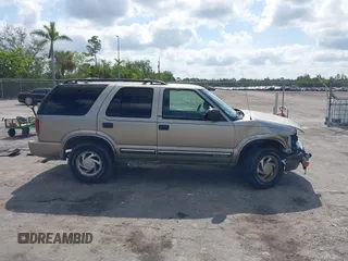 2001 Chevrolet Blazer LT z VIN 1GNDT13WX12114776, wystawiony jako IAAI lot #42311346 z przebiegiem 169 630 mil mil oraz . Historia ofert i sprzedaży dostępna na DreamBid. Obrazek 14.
