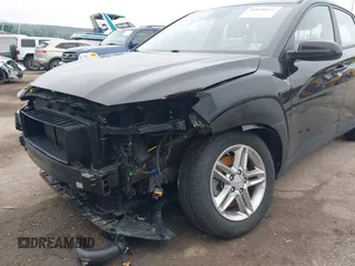 2021 Hyundai Kona SE z VIN KM8K1CAA8MU738427, wystawiony jako IAAI lot #41898475 z przebiegiem 53 112 mil mil oraz . Historia ofert i sprzedaży dostępna na DreamBid. Obrazek 6.