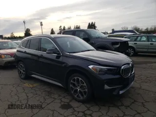 2020 BMW X1 xDrive28i with VIN WBXJG9C02L5P82408, listed as a Copart auction lot 43805615 with 23,111 mi miles and Salvage Title. Bid and sale history available at carsss.com. Image 4.