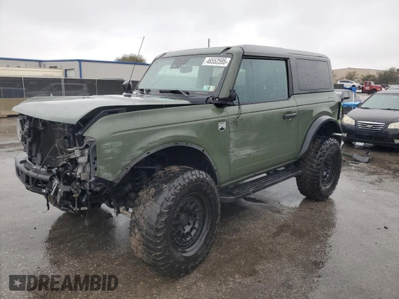 2021 Ford Bronco with VIN 1FMDE5AH7MLA79865, listed as a Copart auction lot 46552595 with 33,636 mi miles and Salvage Title. Bid and sale history available at carsss.com. Image 1.