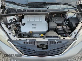 2011 Toyota Sienna LE AAS z VIN 5TDKK3DC1BS013087, wystawiony jako Copart lot #61815185 z przebiegiem 148 554 mil mil oraz Czysty tytuł • Clean title. Historia ofert i sprzedaży dostępna na DreamBid. Obrazek 12.