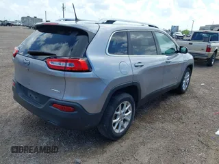 2018 Jeep Cherokee Latitude Tech Connect z VIN 1C4PJLCB5JD568524, wystawiony jako IAAI lot #42542664 z przebiegiem 82 370 mil mil oraz . Historia ofert i sprzedaży dostępna na DreamBid. Obrazek 4.