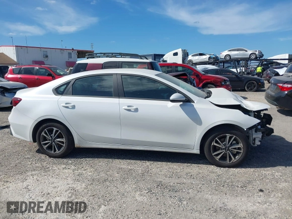 2024 Kia Forte LXS z VIN 3KPF24AD8RE794263, wystawiony jako IAAI lot #40550643 z przebiegiem 10 318 mil mil oraz . Historia ofert i sprzedaży dostępna na DreamBid. Obrazek 13.