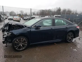 2020 Toyota Camry SE z VIN 4T1M11AK4LU385950, wystawiony jako Copart lot #53385454 z przebiegiem 46 042 mil mil oraz Szkoda całkowita • Salvage title. Historia ofert i sprzedaży dostępna na DreamBid. Obrazek 1.