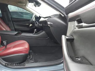 2022 Mazda 3 Carbon Edition z VIN 3MZBPACL2NM310491, wystawiony jako IAAI lot #41981966 z przebiegiem 50 314 mil mil oraz . Historia ofert i sprzedaży dostępna na DreamBid. Obrazek 5.