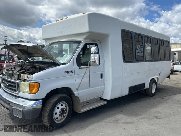 2005 Ford Econoline Cargo z VIN 1FDXE45S15HA86103, wystawiony jako Copart lot #57463555 z przebiegiem 41 714 mil mil oraz Czysty tytuł • Clean title. Historia ofert i sprzedaży dostępna na DreamBid. Obrazek 2.